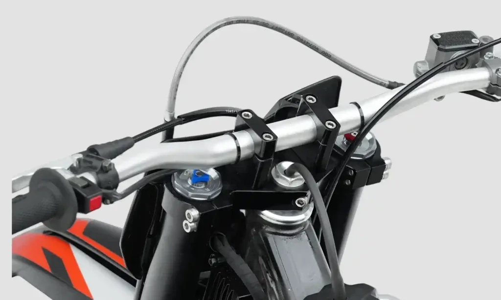Nahaufnahme des Lenkers und der Lenkeraufnahme der Kamax K16 Enduro