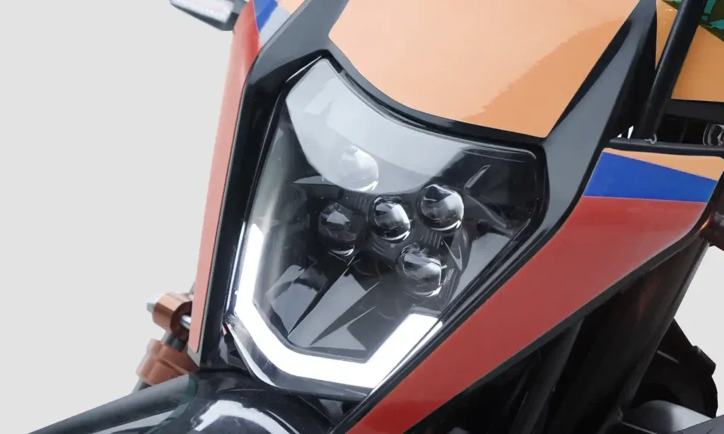 LED-Frontscheinwerfer der Kamax K16 Enduro in Nahaufnahme