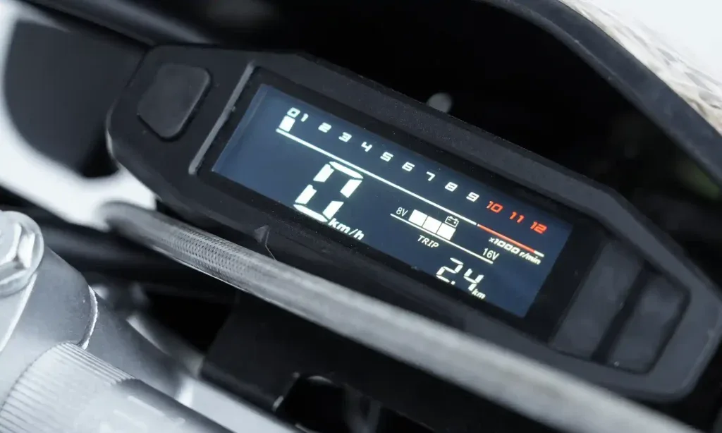 LCD-Display der Kamax K16 Enduro zeigt Geschwindigkeit, Ganganzeige und weitere Fahrdaten