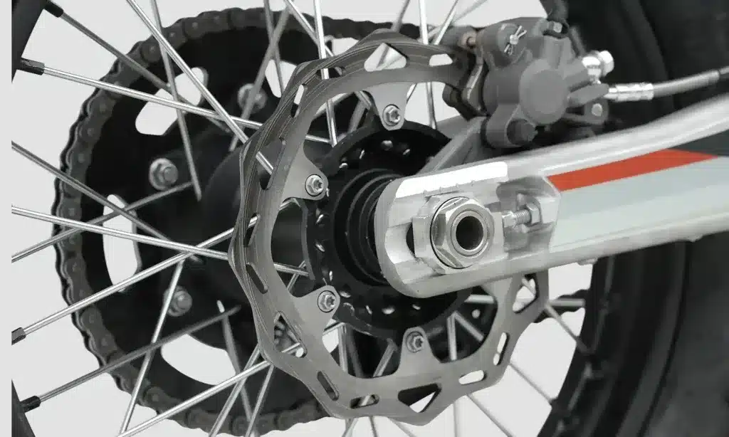 Detailansicht der Scheibenbremse am Hinterrad einer Kamax K16 Enduro, inklusive Aluminium-Schwinge und Kettenrad.