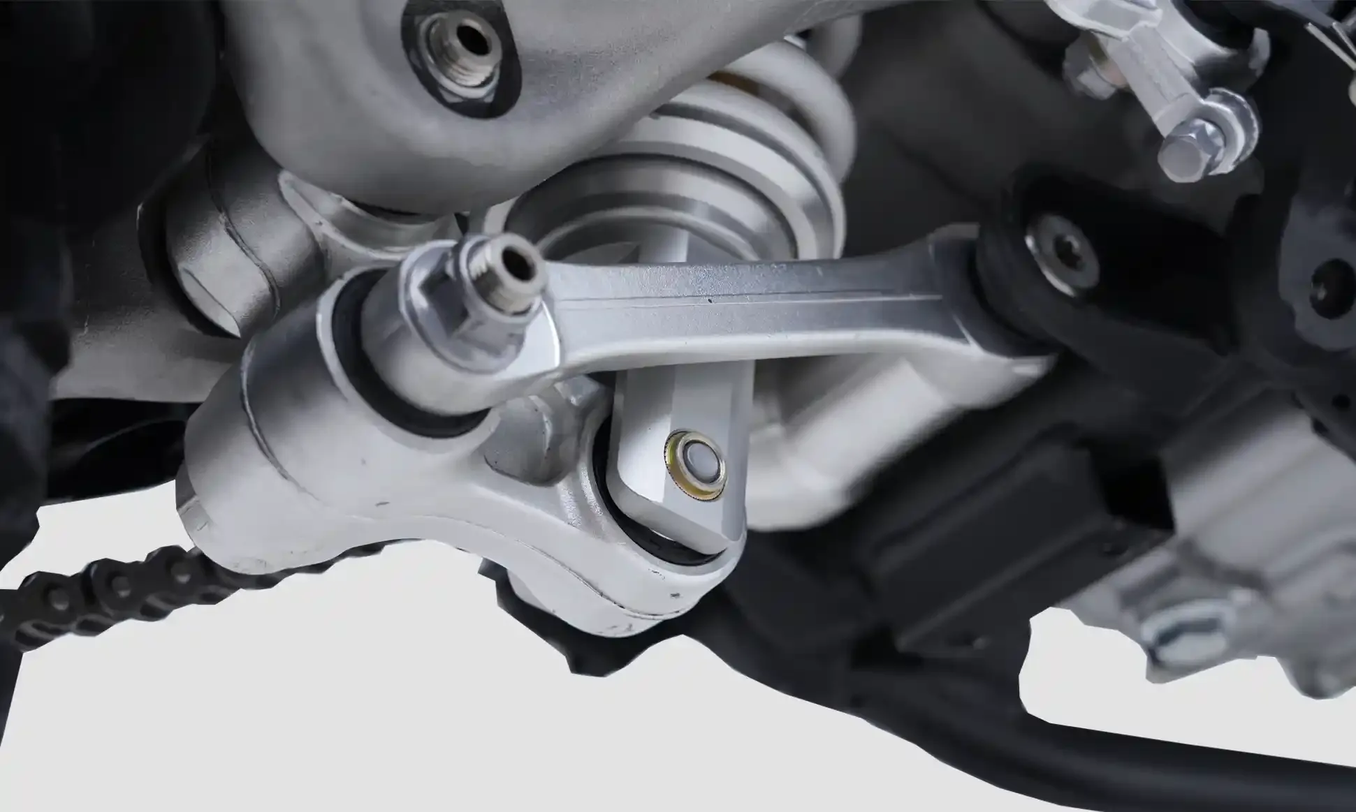 Detailansicht der Fahrwerksanlenkung und Federbeinaufnahme an der Kamax K16 Enduro.