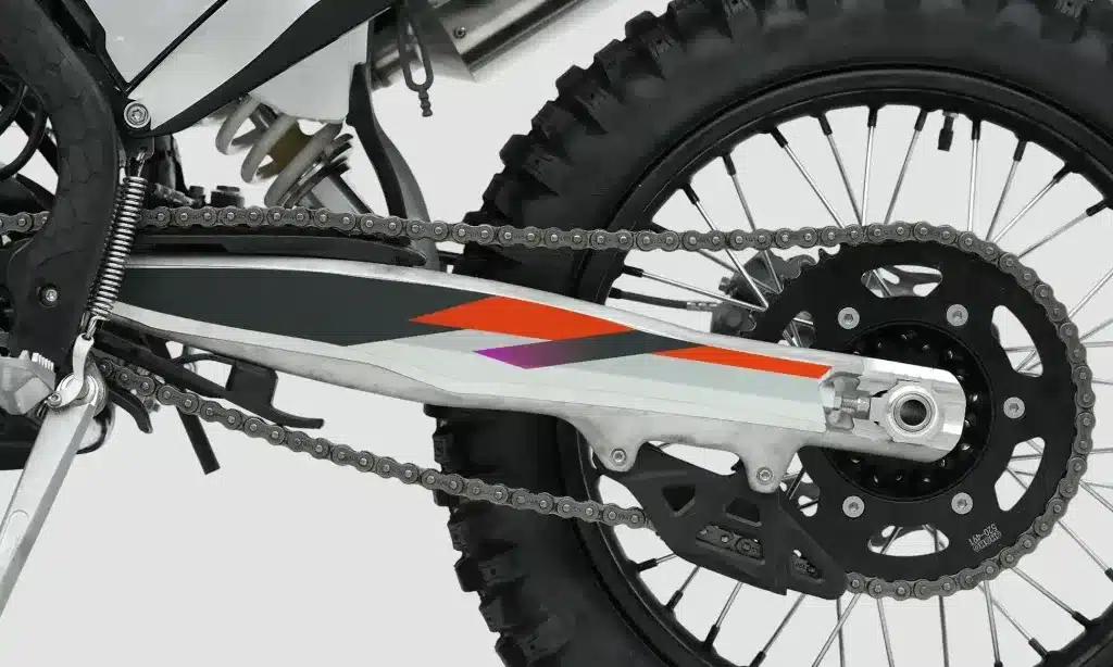 Detailansicht der Aluminium-Schwinge und des Kettenantriebs der Kamax K16 Enduro.