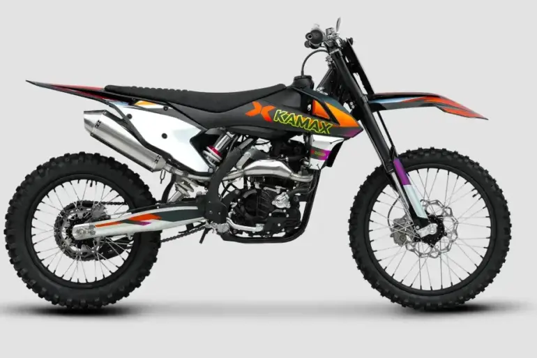 Kamax K16 MX- und Enduro-Motorrad mit robustem Stahlrahmen und Aluminium-Heck in Seitenansicht