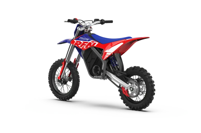 Seitenansicht der RFN Warrior SX-E2, ein elektrisches Dirt-Bike für junge Fahrer, vor weißem Hintergrund