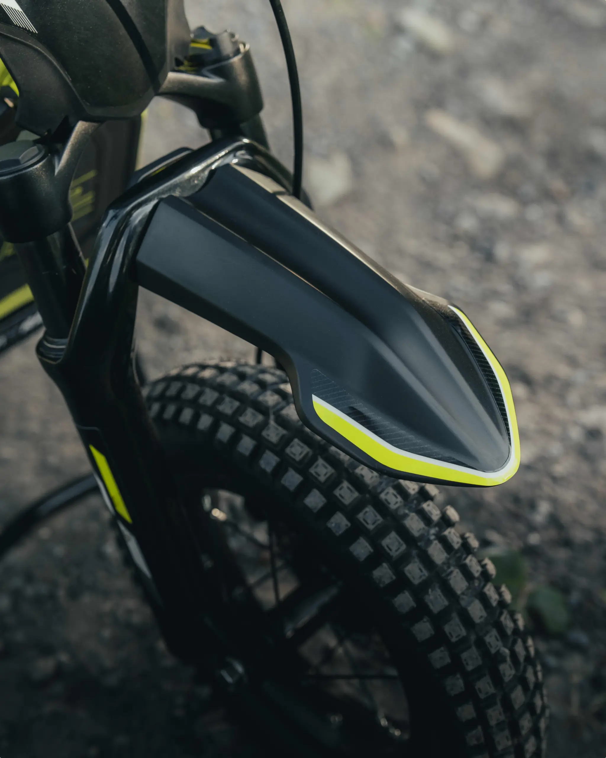 Nahaufnahme eines grobstolligen Reifens und des Frontkotflügels der Triumph TXP-12, einem Elektro-Kindermotorrad