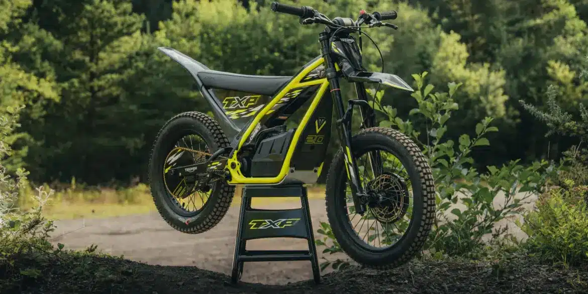 Triumph TXP-20 Elektromotorrad für Kinder im Offroad-Gelände auf einem Ständer.