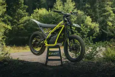 Triumph TXP-20 Elektromotorrad für Kinder im Offroad-Gelände auf einem Ständer.