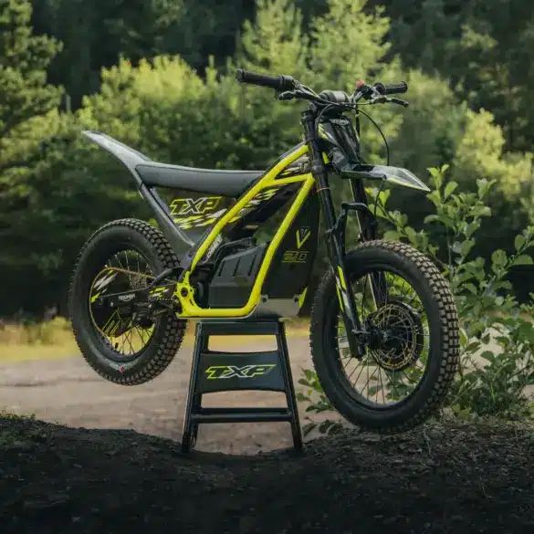 Triumph TXP-20 Elektromotorrad für Kinder im Offroad-Gelände auf einem Ständer.