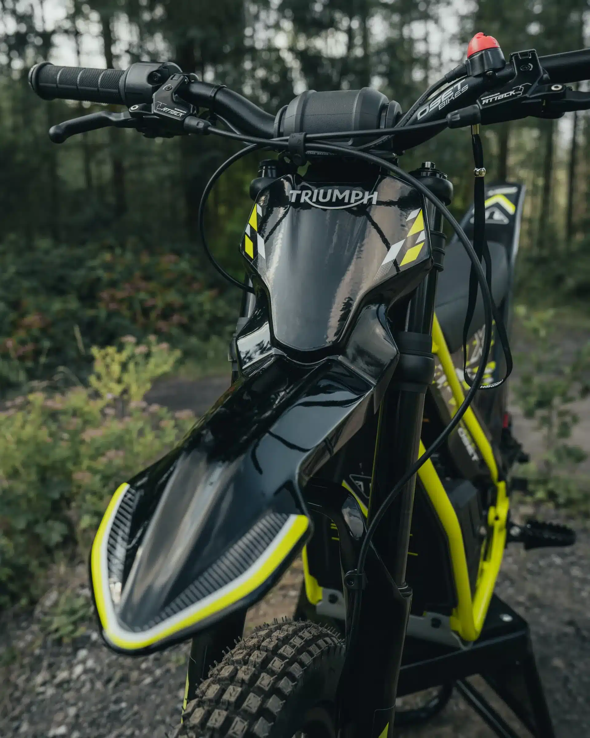 Detailansicht der Triumph TXP-20 mit Performance-Gelb und schwarzem Design