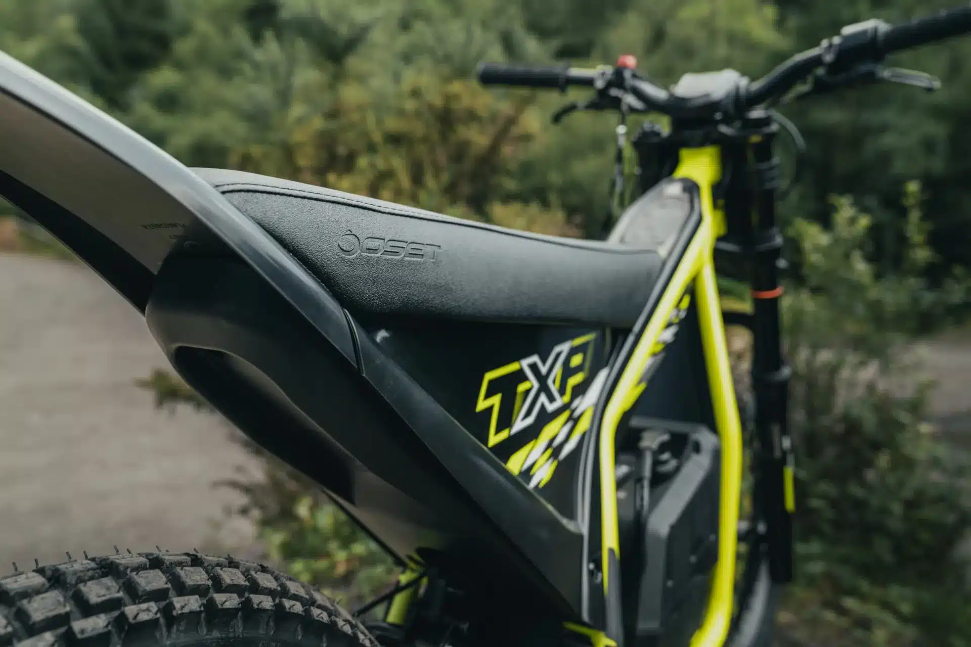 Nahaufnahme des Sitzbereichs und Rahmens der Triumph TXP-20 im Gelände
