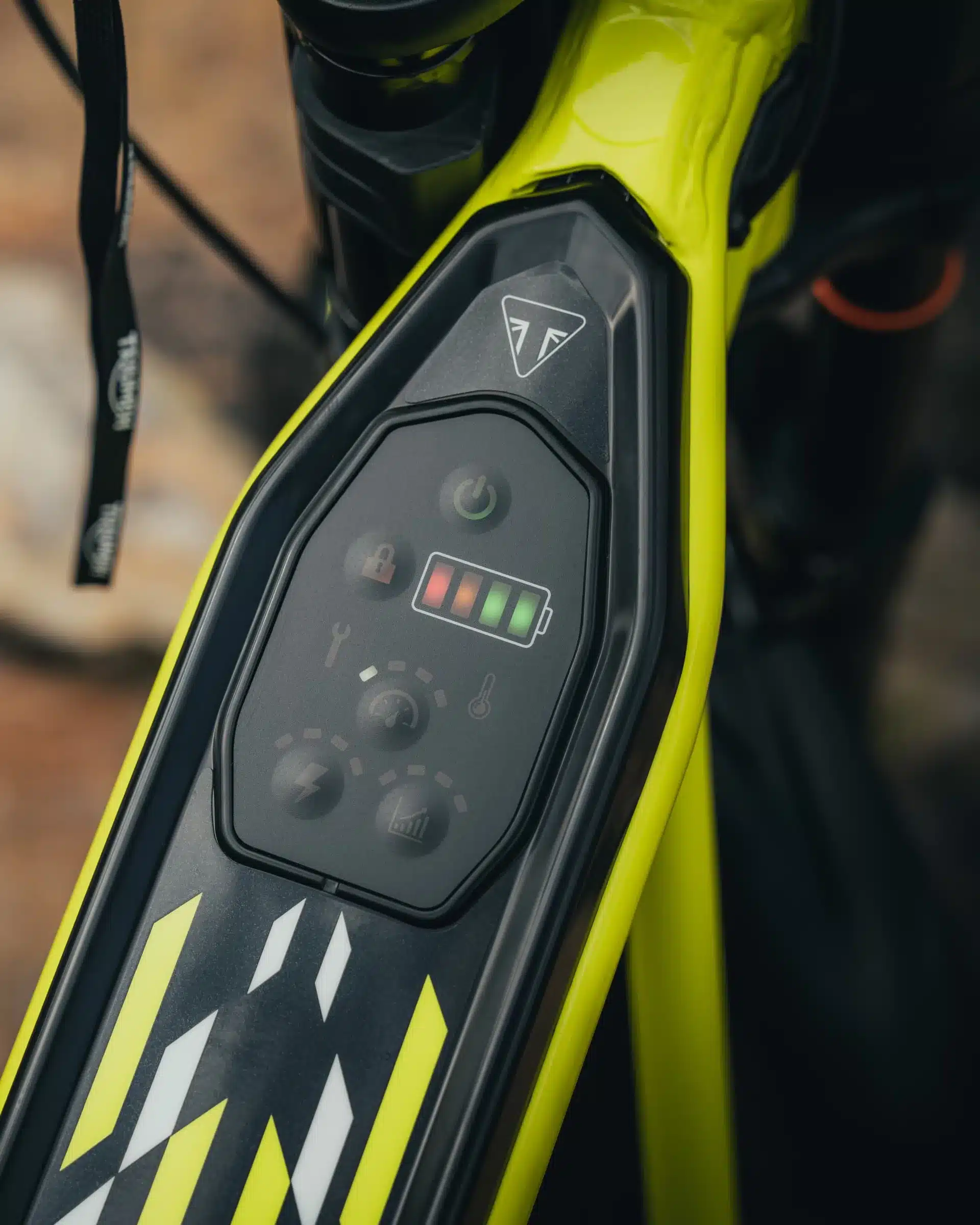 Detailaufnahme des Bedienfelds mit Akkuanzeige der Triumph TXP-20