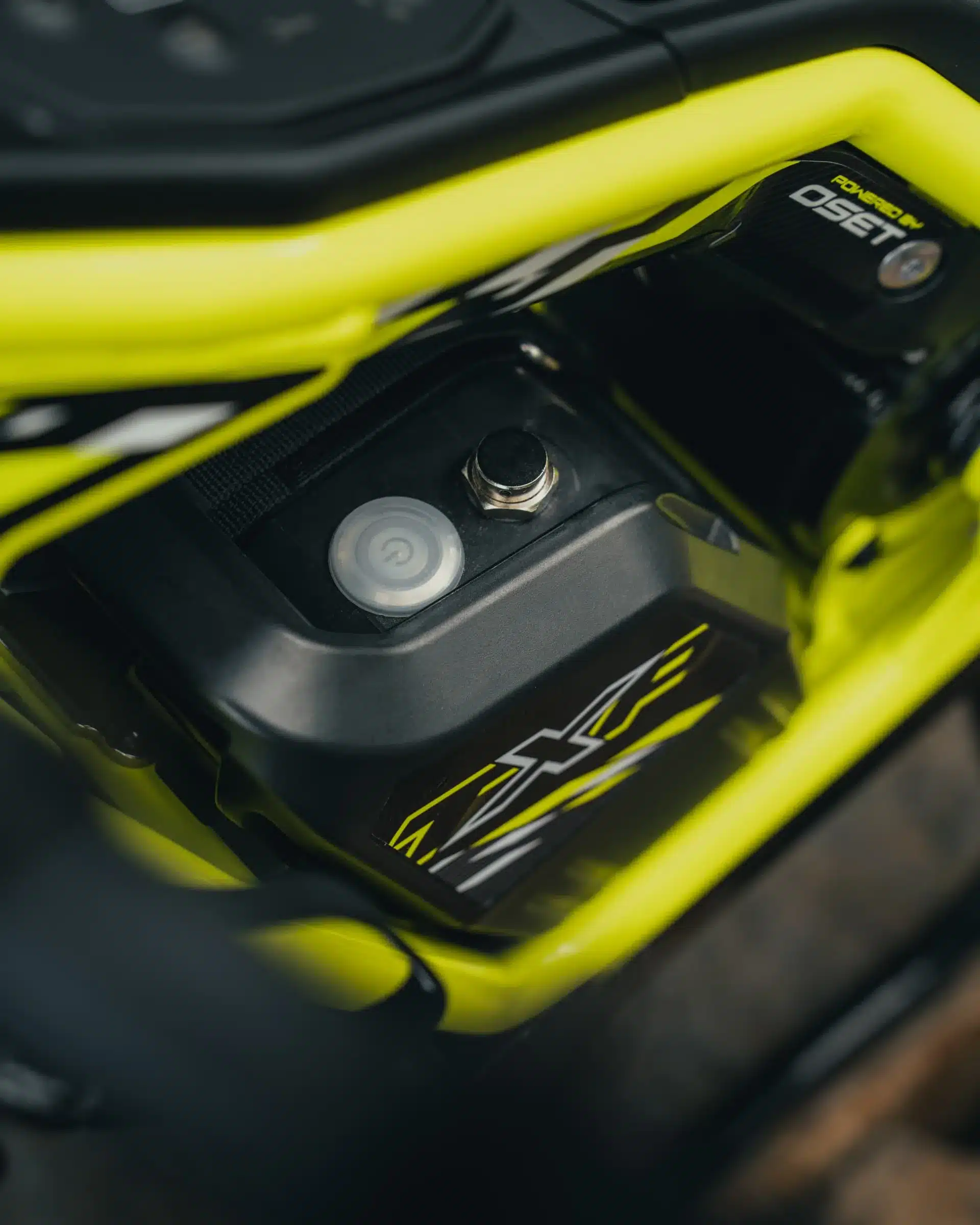Detailaufnahme des Elektromotors und Stromanschlusses der Triumph TXP-20 mit gelbem Rahmen.
