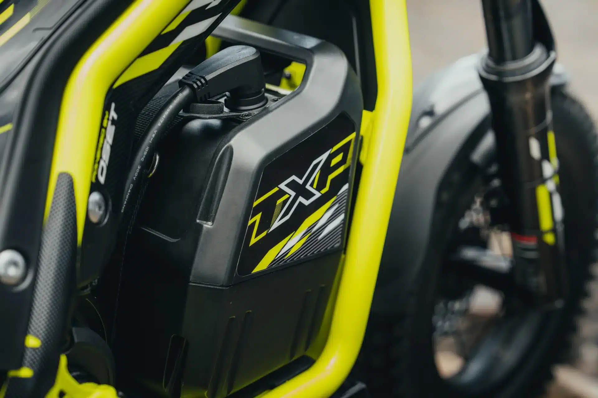 Detailansicht der Triumph TXP-20 mit Fokus auf Akku und Rahmen.