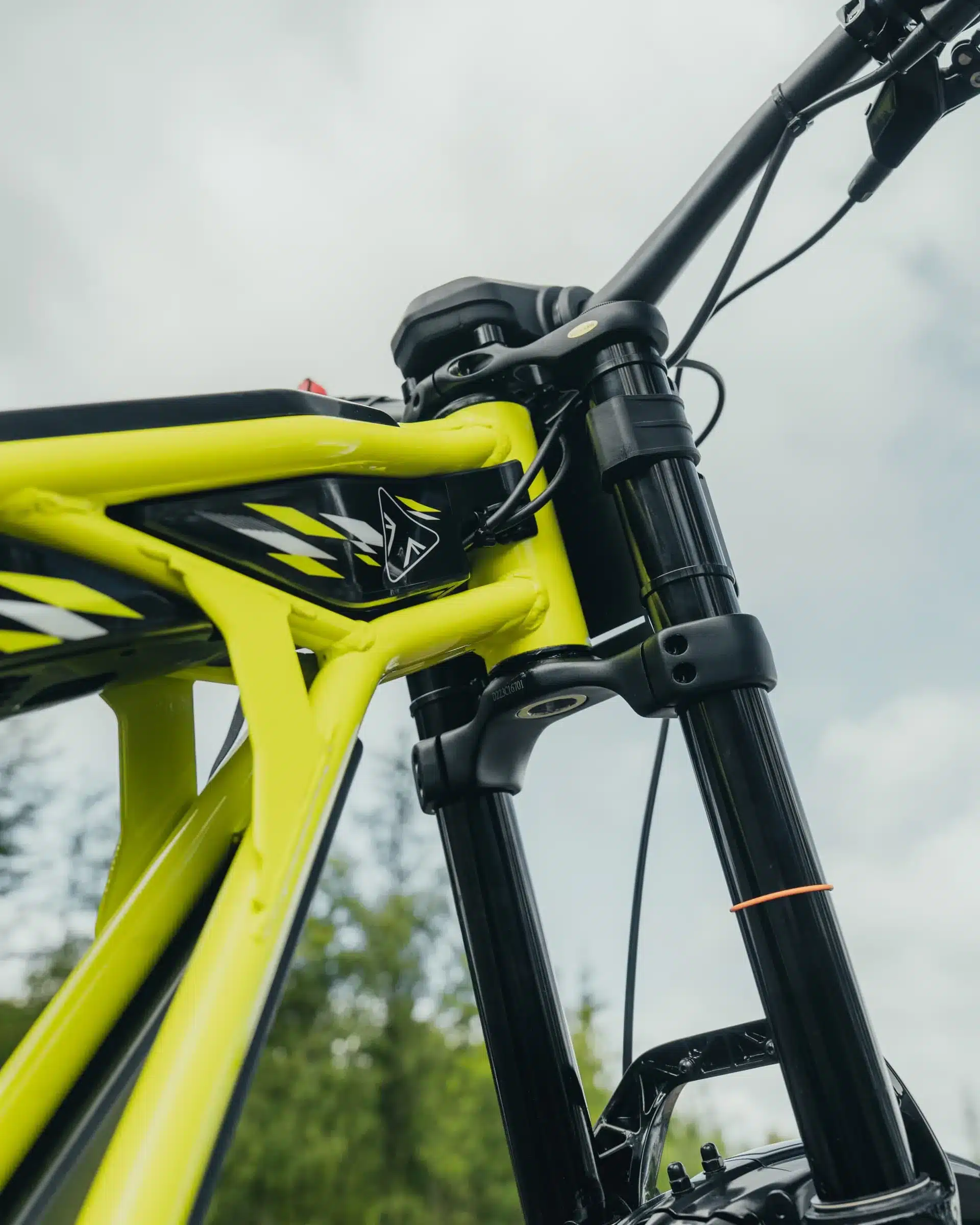 Detailaufnahme des gelben Rahmens und der Vorderradgabel der Triumph TXP-24
