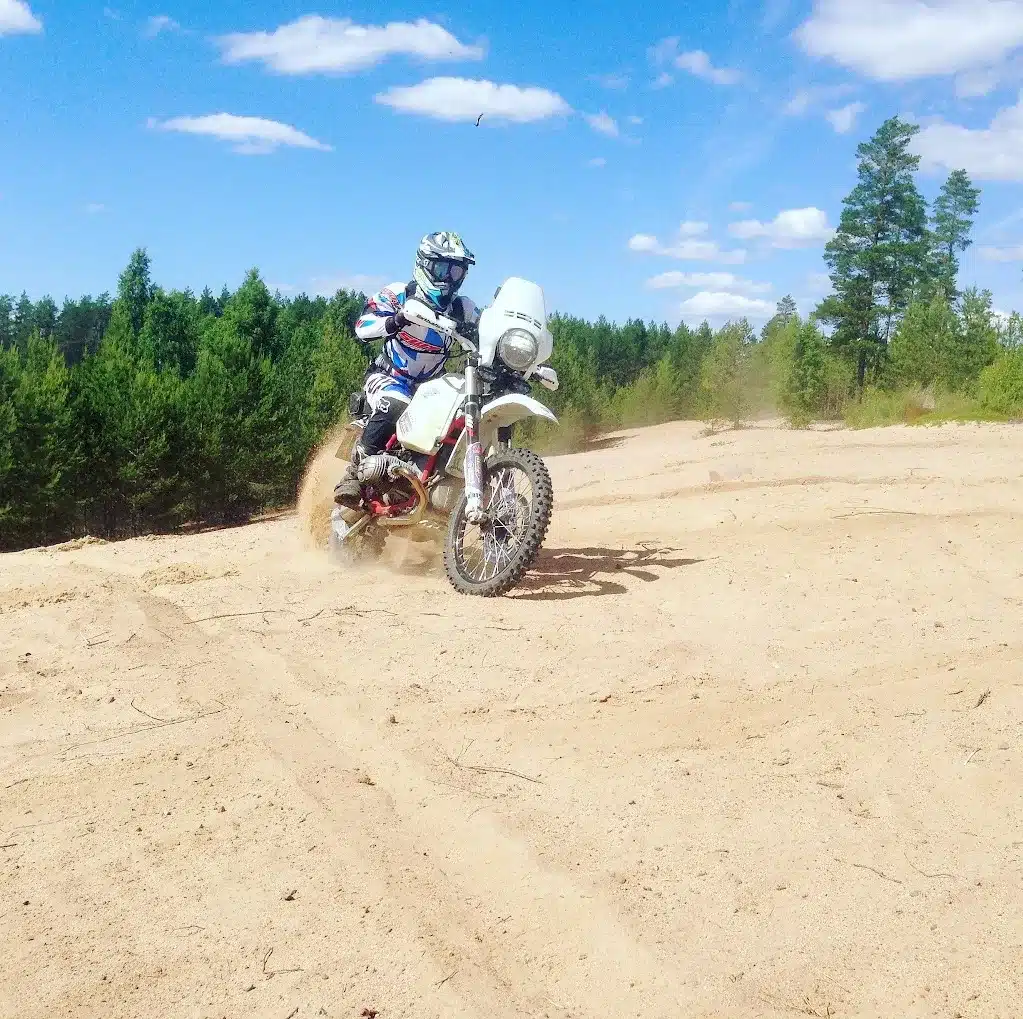SWT-SPORTS BMW R 100 R Geländeumbau im Sand mit Fahrer bei Offroad-Fahrt