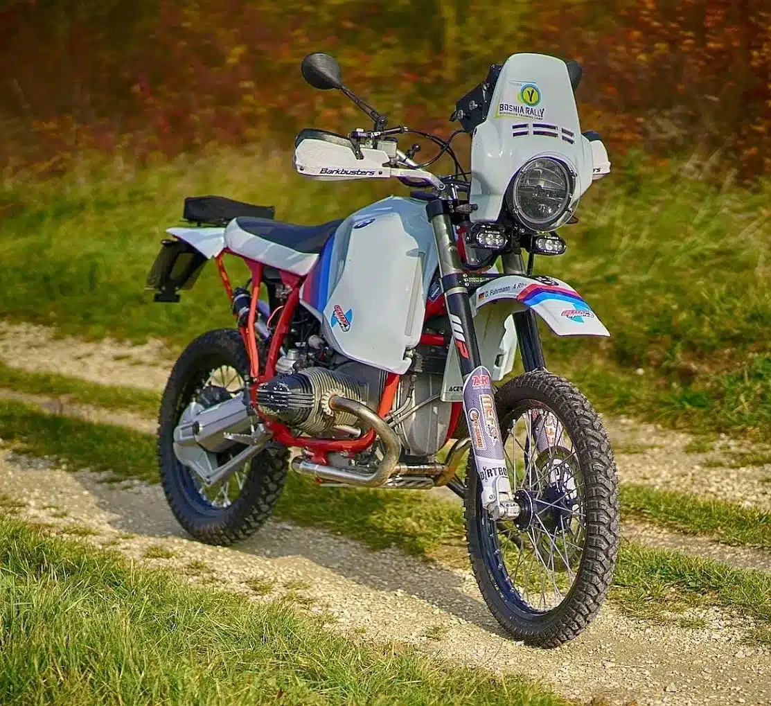 Umbau einer BMW R 100 R zum GeländeSport-Motorrad mit großem HPN-Tank und Rallye-Ausstattung auf Feldweg