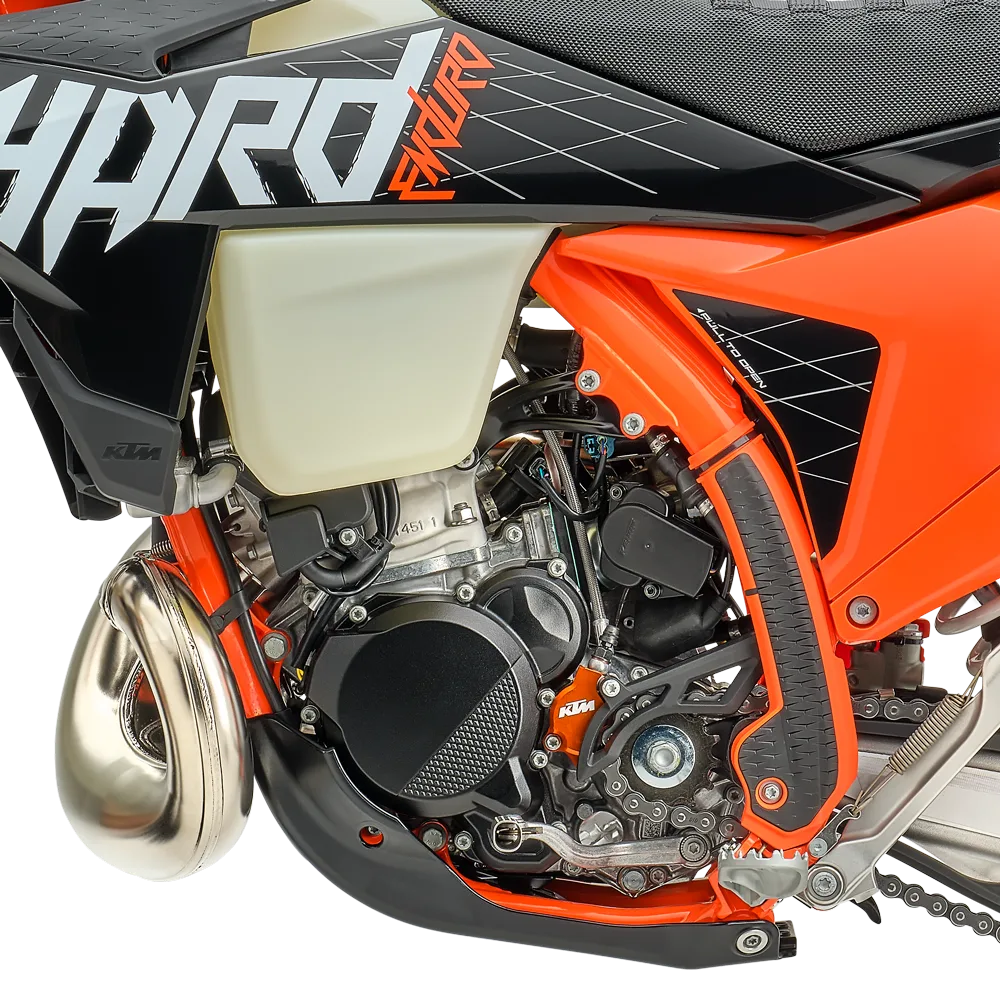 Nahaufnahme des Motors und Rahmens der KTM 300 EXC HARDENDURO mit Schutzkomponenten