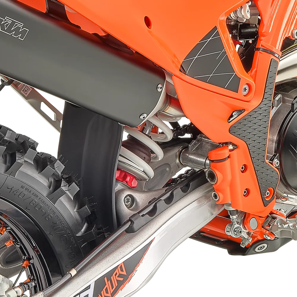 Detailansicht des Federbeins, der Schwinge und des Rahmenschutzes einer KTM 300 EXC HARDENDURO