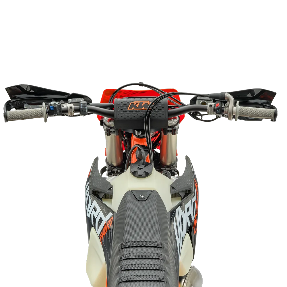 Fahrerperspektive auf den Lenker und die Sitzbank der KTM 300 EXC HARDENDURO