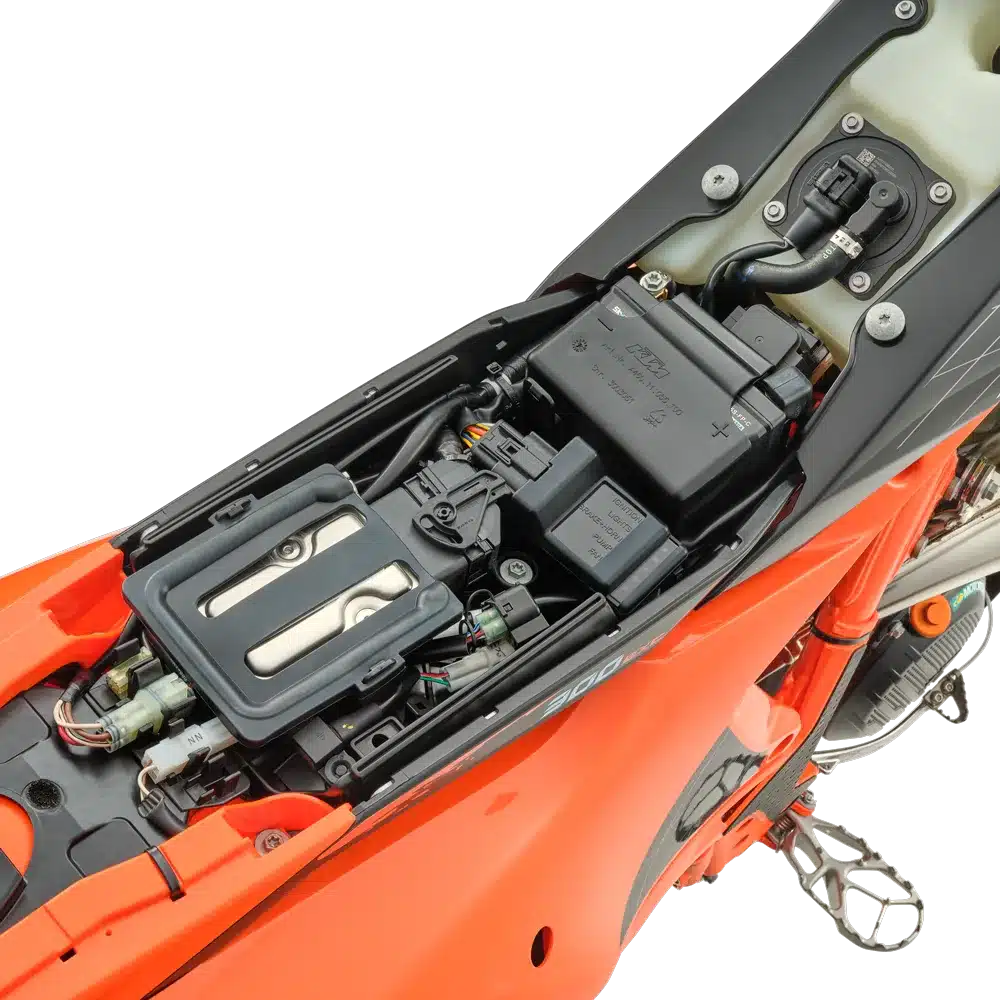 Elektronik und Batterie unter der Sitzbank einer KTM 300 EXC HARDENDURO, sichtbar mit offenen Bauteilen