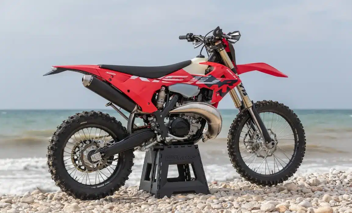 Rieju MR 300i RACING 2027 Sportenduro-Motorrad auf Steinen am Meer, Seitenansicht