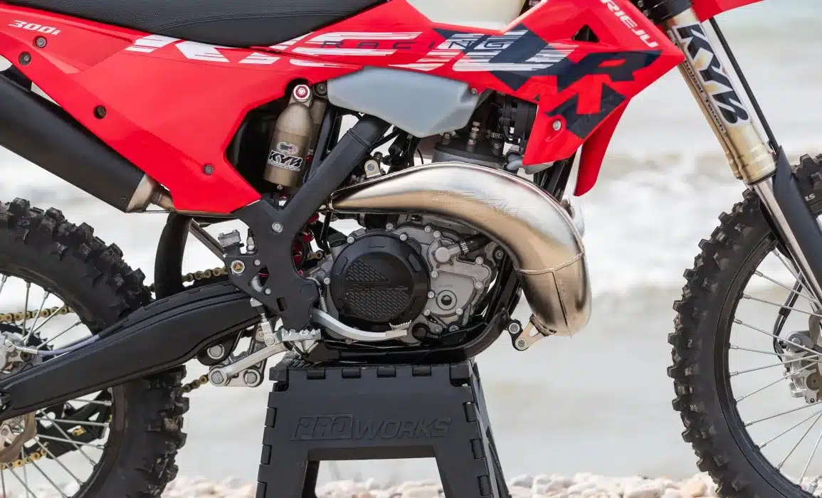 Nahaufnahme des Motors und Fahrwerks der Rieju MR 300i RACING 2027 mit Aluminium-Heckrahmen und KYB-Federung