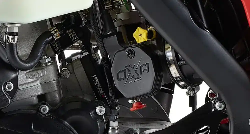 Detailbild des OXA Power-Racing-Auspuffs am Motor der Rieju MR 300i RACING 2027