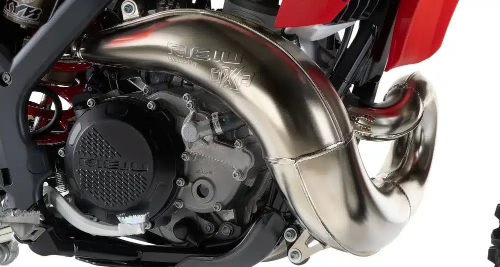 Motorbereich und Auspuff der Rieju MR 300i RACING 2027 im Detail