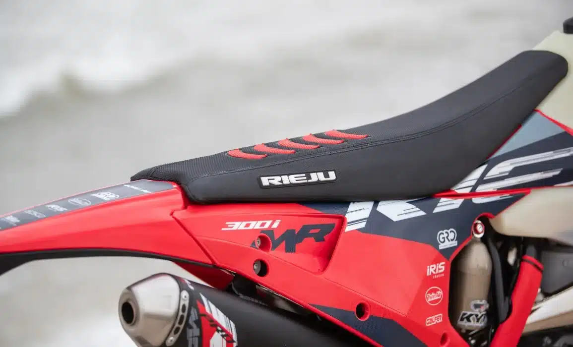 Detail der Rieju MR 300i PRO 2027 mit Sitzbank, Auspuff und Dekor