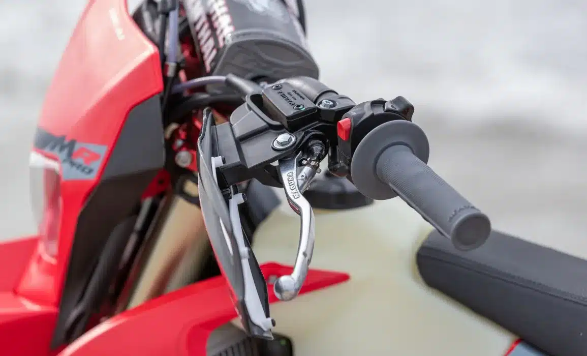 Lenker mit Hand- und Bremshebel sowie Bedienelemente der Rieju MR 300i PRO 2027 aus der Nähe