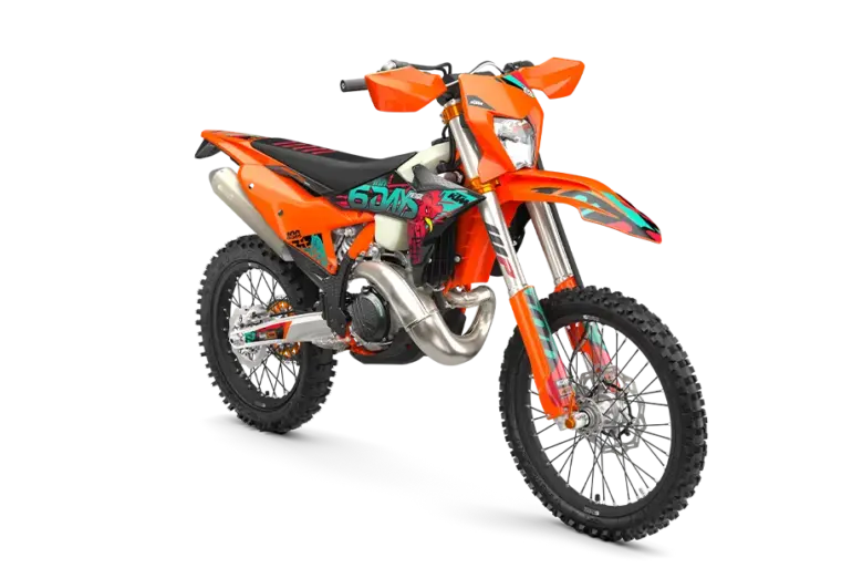 2027 KTM 300 EXC 6DAYS mit orangefarbenen Verkleidungen, Enduro-Reifen und 6DAYS-Aufschrift, stehend auf weißem Hintergrund.
