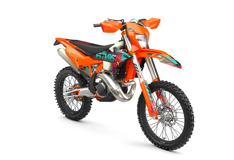 2027 KTM 300 EXC 6DAYS mit orangefarbenen Verkleidungen, Enduro-Reifen und 6DAYS-Aufschrift, stehend auf weißem Hintergrund.