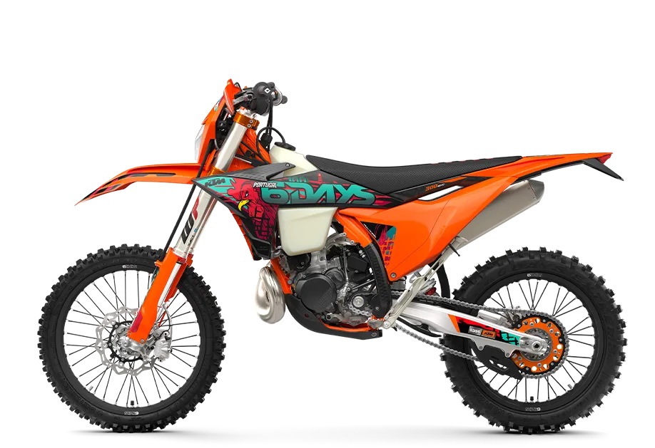 Seitliche Ansicht einer 2027 KTM 300 EXC 6DAYS mit 6DAYS-Grafiken und orangefarbenem Rahmen.