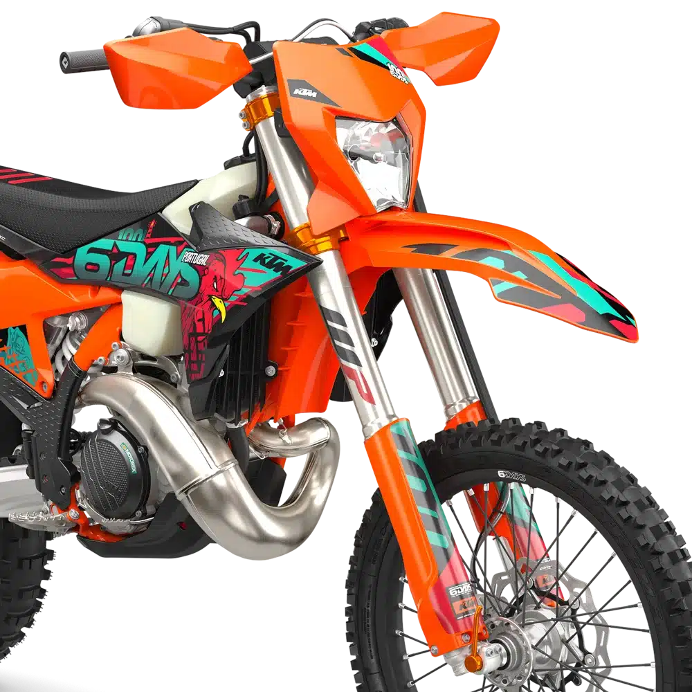 Die KTM 300 EXC 6DAYS 2027 von vorne, mit auffälligem Design, großem Enduro-Vorderrad und orangefarbener Verkleidung.