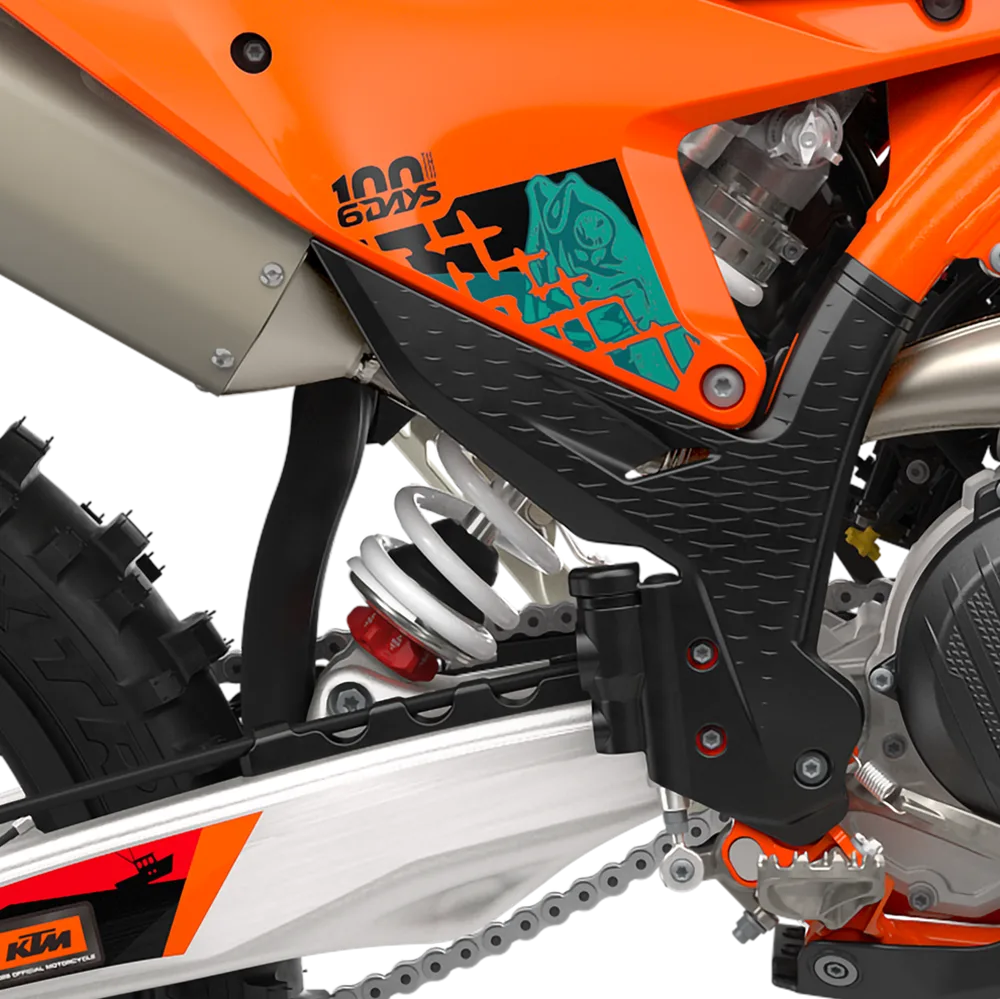 Detailansicht des Hinterbaus und Rahmens einer KTM 300 EXC 6DAYS 2027 mit markanten 6DAYS-Grafiken