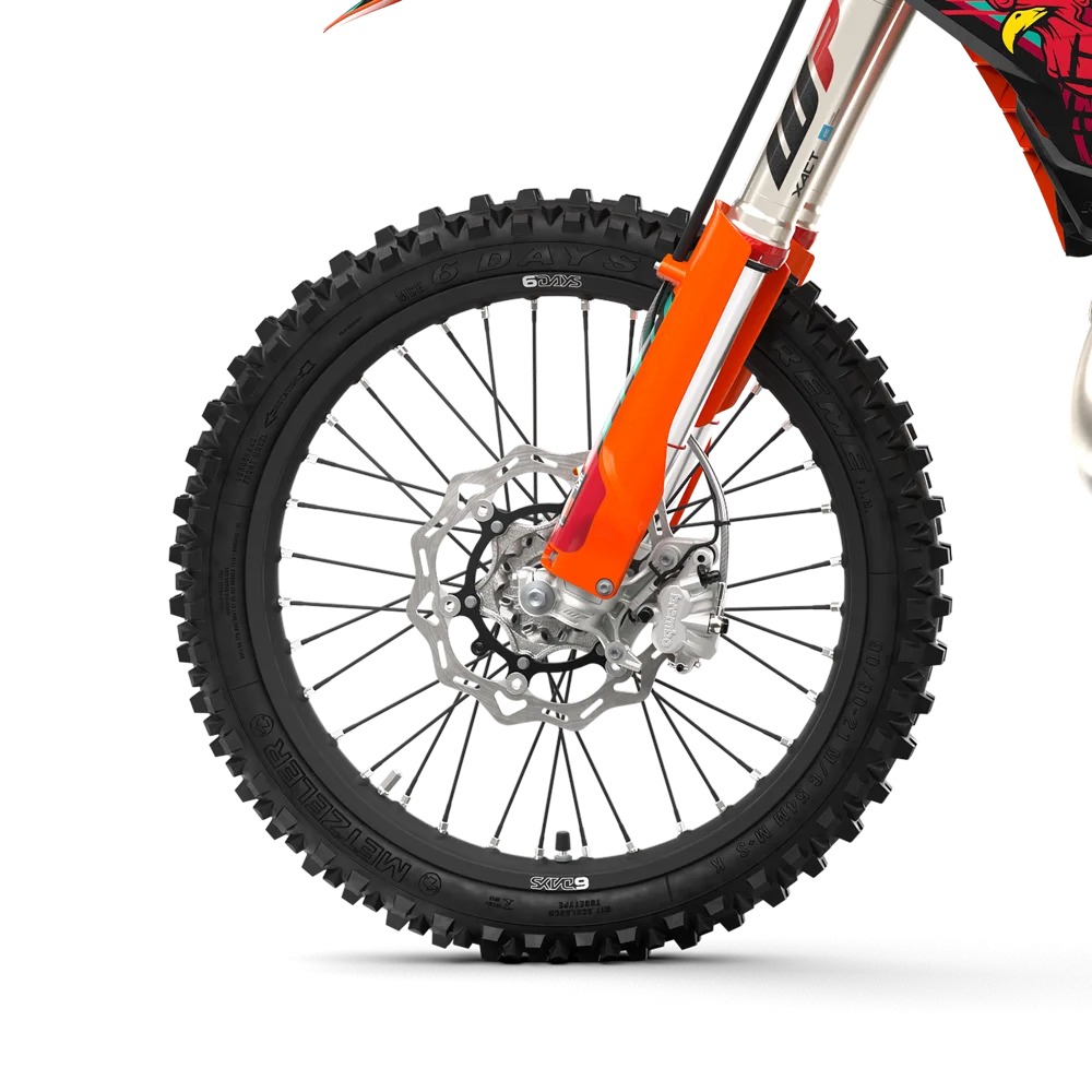 WP XACT-Gabel mit orange eloxierter Gabelbrücke und Vorderrad der KTM 300 EXC 6DAYS 2027