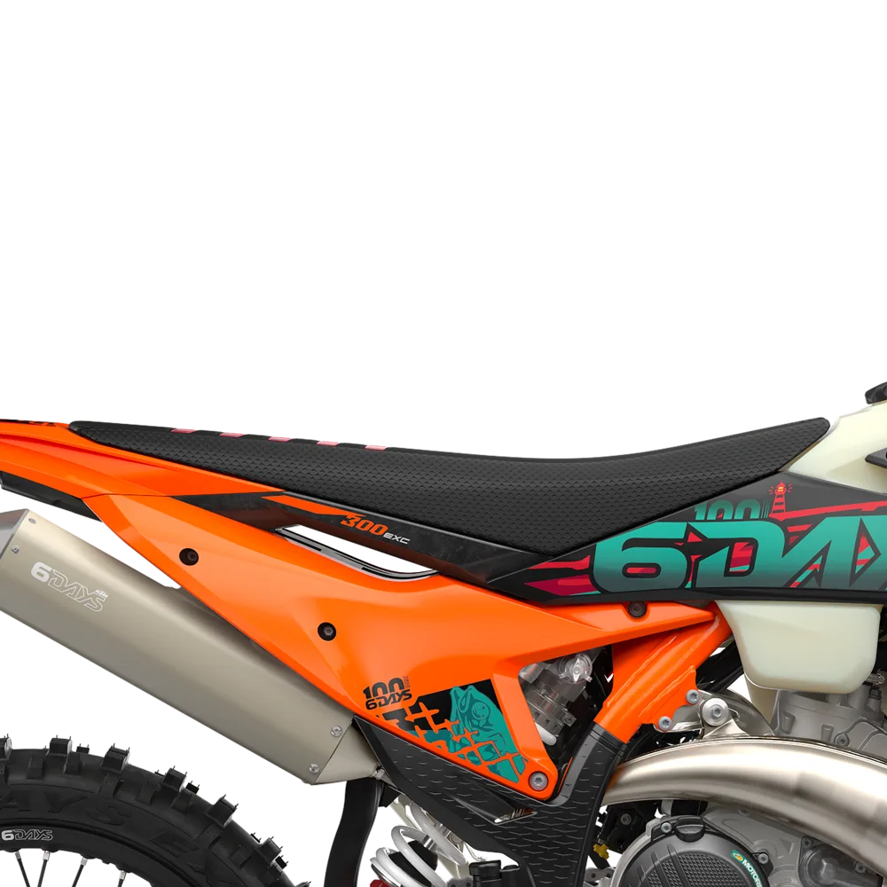 Seitenansicht der KTM 300 EXC 6DAYS 2027 mit spezieller 6DAYS-Sitzbank und Auspuff