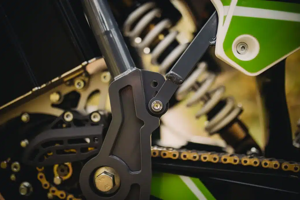 Fahrwerksdetail und Kettentrieb der HVR 85PRO Elektromotocross-Maschine