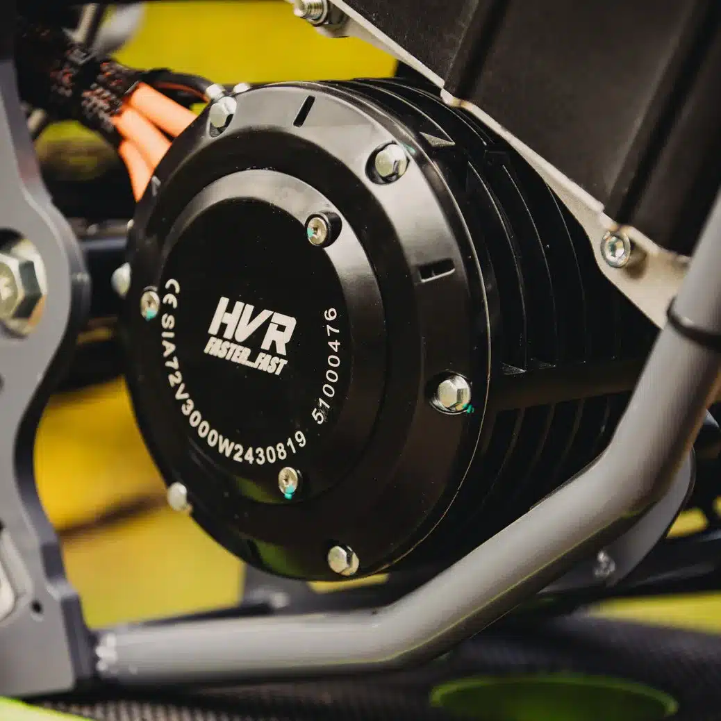 Detailaufnahme des Elektromotors der HVR 85PRO im Motorradrahmen