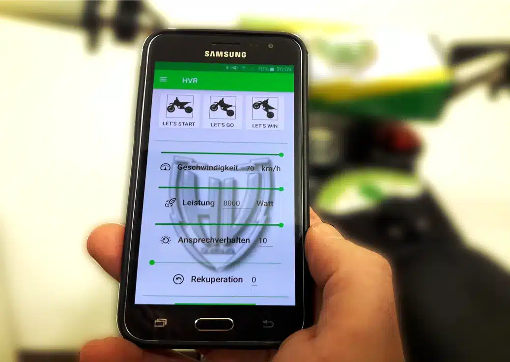 Smartphone mit geöffneter HVR Faster Fast App zur Steuerung der Motorradeinstellungen der HVR 85PRO.