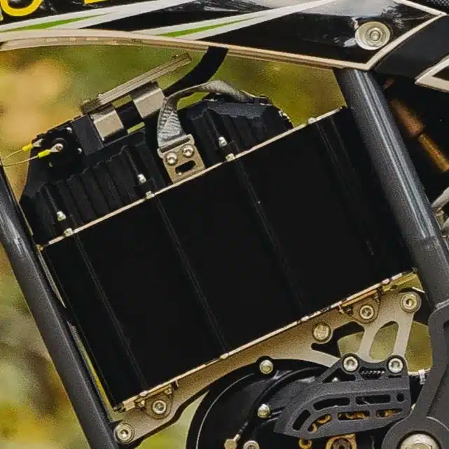 Nahaufnahme des Elektromotors und Akkugehäuses der HVR 85PRO Motocross-Maschine
