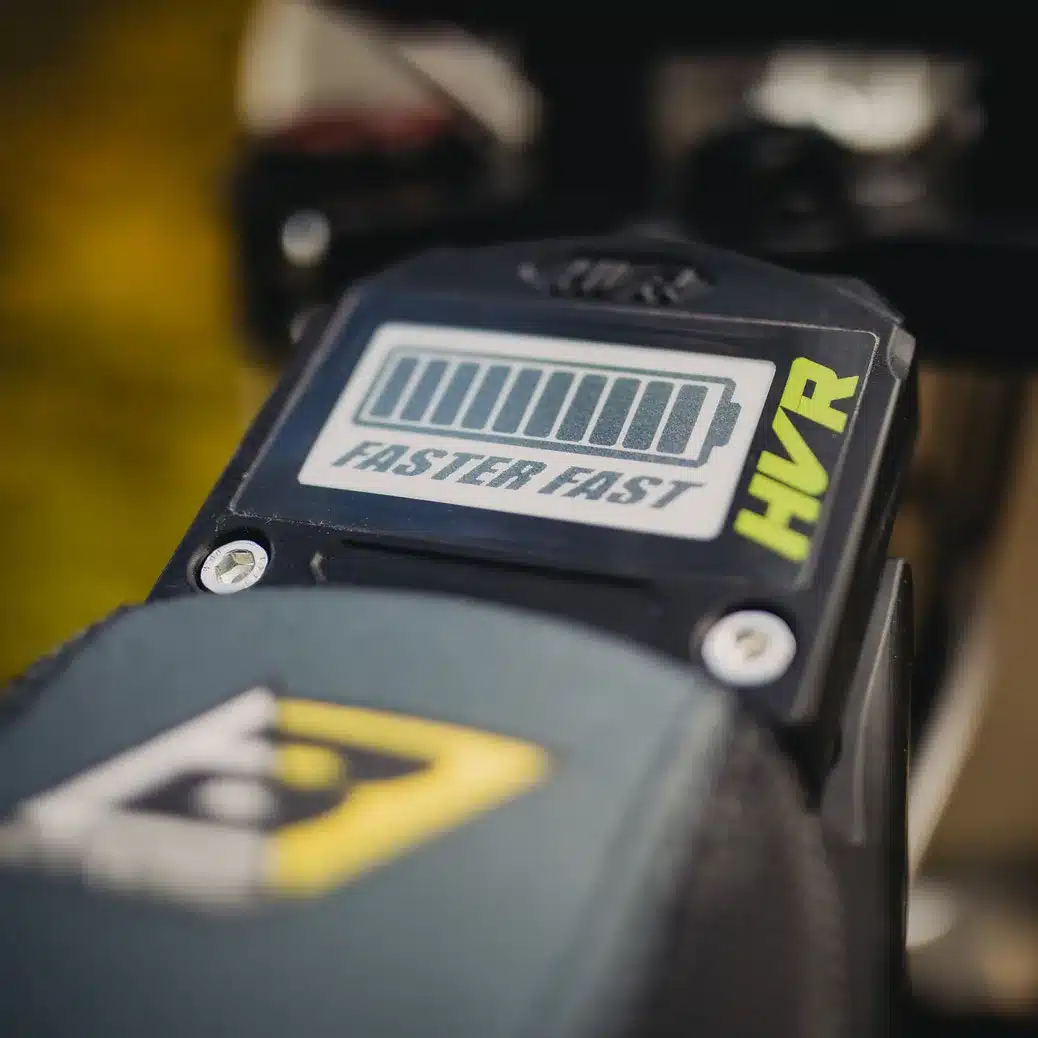 E-Ink-Display der HVR 85PRO mit Batteriedarstellung und Schriftzug 'Faster Fast' sowie HVR Logo