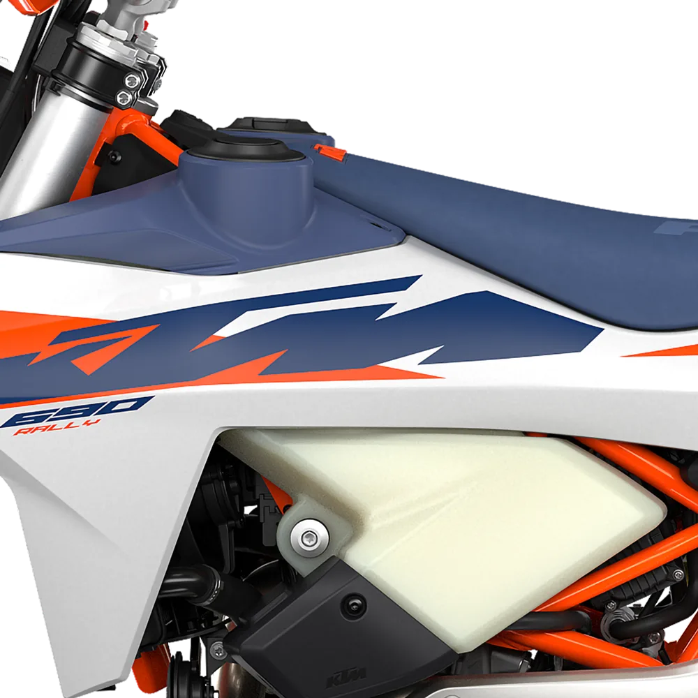 Detailfoto des Kraftstofftanks und der Sitzbank einer KTM 690 RALLY 2027 Enduro