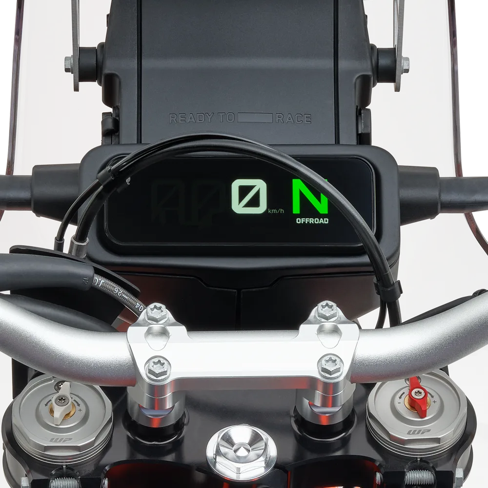 Cockpit mit digitalem TFT-Display und Lenker der KTM 690 RALLY aus Fahrerperspektive
