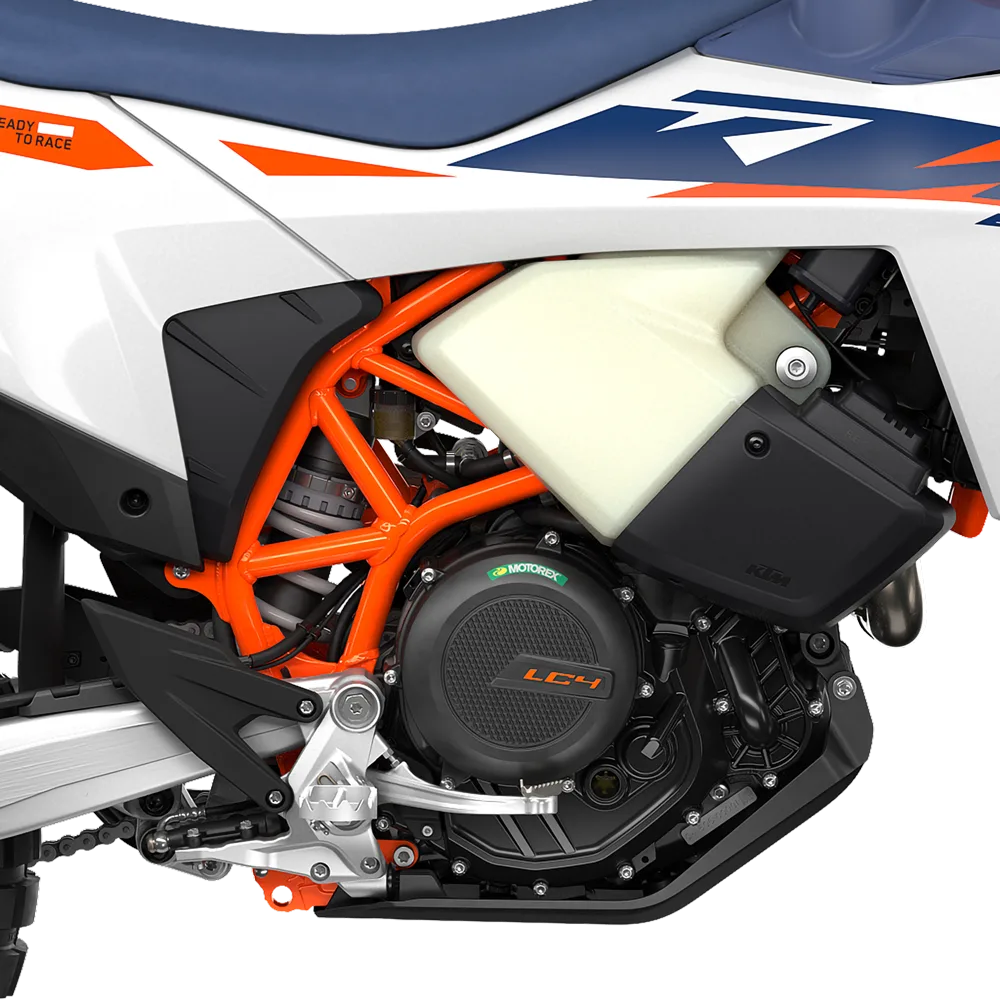 Nahaufnahme des LC4-Motors und Chassis der KTM 690 RALLY, zeigt den Motor, Kraftstofftank und Rahmen.