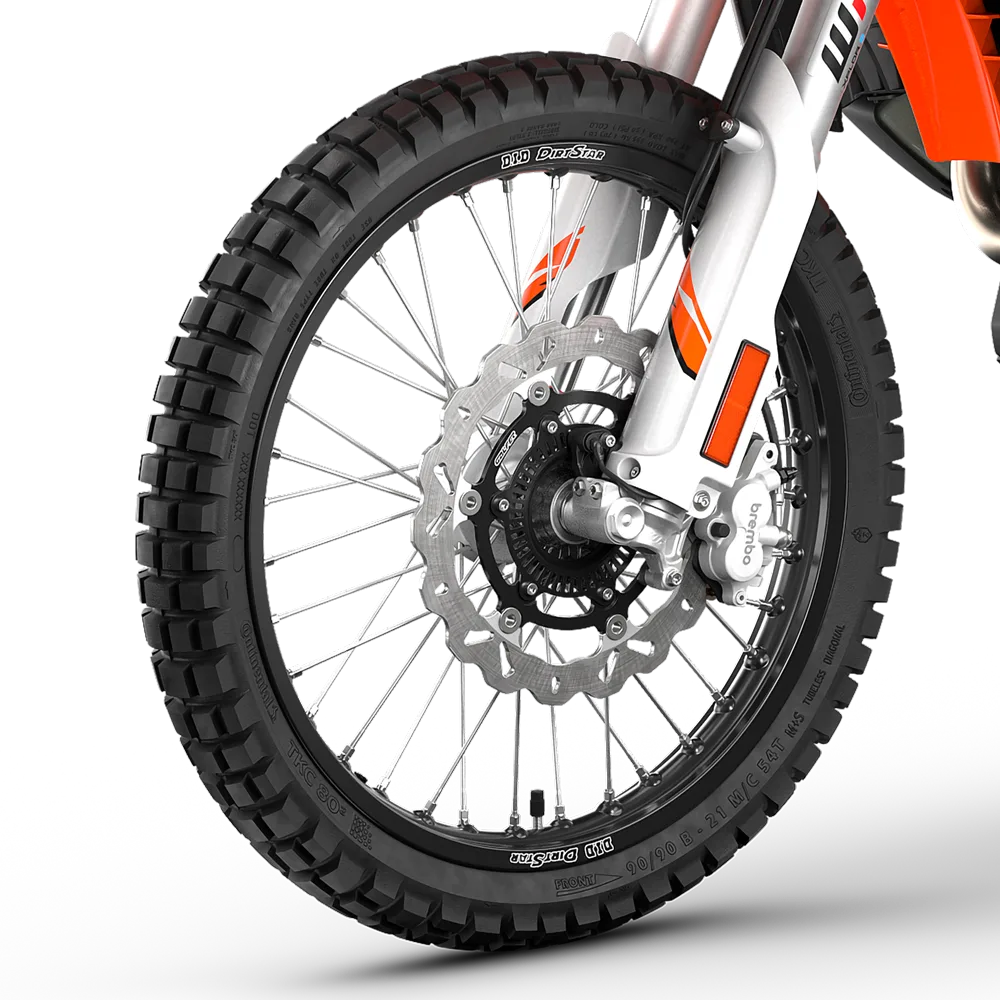 Vorderrad der KTM 690 RALLY mit Stollenreifen, Scheibenbremse und Upside-Down-Gabel.