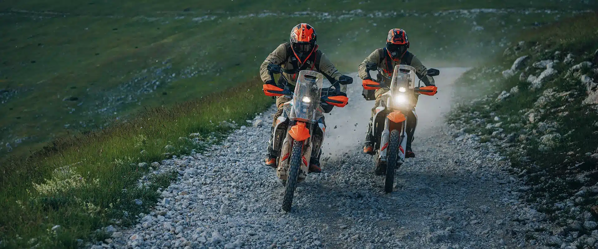 KTM 690 RALLY Motorräder fahren nebeneinander auf einer steinigen Offroad-Strecke