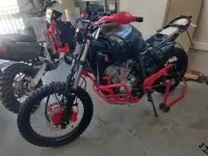 Umbau einer Honda XL650V Transalp mit montiertem Navigation Tower und sichtbaren Schutzteilen in einer Werkstatt.