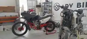 Umbau einer Honda XL650V Transalp mit Navigation Tower, Motorschutz und Rallye-Verkleidung in einer Werkstatt