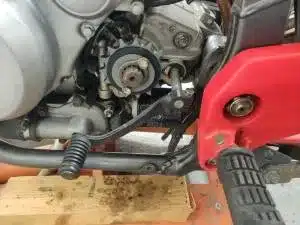 Detailansicht Motor und Rahmenteil einer umgebauten Honda XL650V Transalp